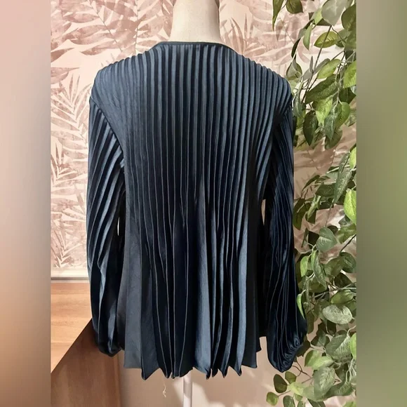 NWOT Vince Pleated Blouse Size M